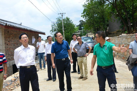 黄世建副书记带队深入贫困村寨调研